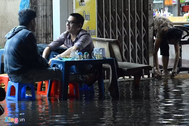 Kệ nước mưa ngập, việc ngồi bên quán nhậu hàn huyên tâm sự là điều khá bình thường.