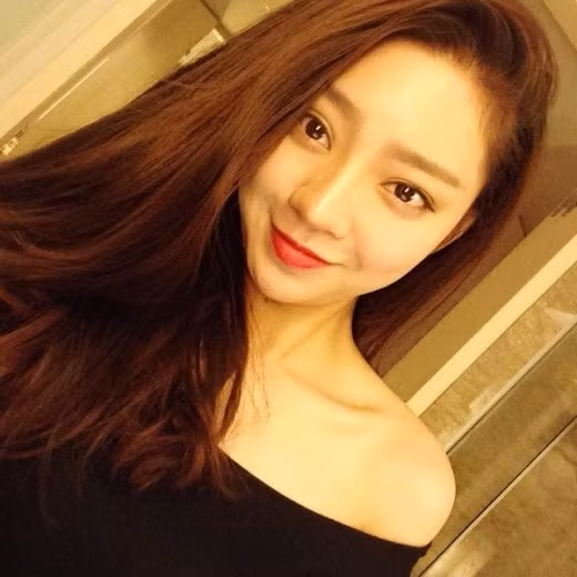 sở hữu gương mặt sắc sảo, vóc dáng cân đối giúp Ngọc Lan thuận lợi trên sự nghiệp làm tiếp viên hàng không của mình. Nhưng năm 2015, cô gái tuổi "con khỉ" này đã đưa ra quyết định khiến nhiều người bất ngờ đó là cô dừng công việc tiếp viên hàng không để ở nhà kinh doanh mỹ phẩm.