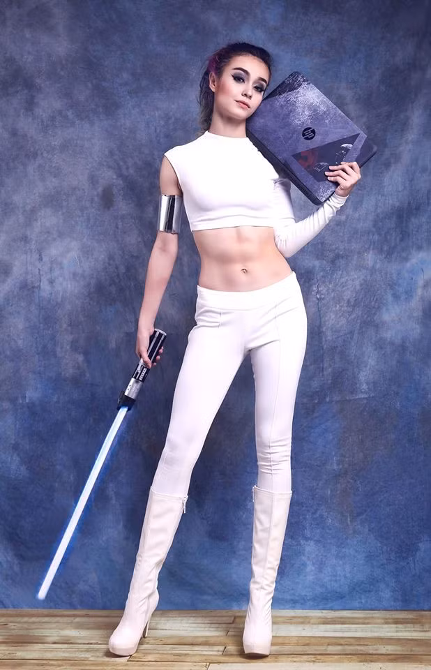 Năm 2015 là một năm khá thành công với Maily Tapiau khi cô hoàn thành xuất sắc vai trò VJ cũng như người mẫu ảnh trong bộ ảnh quảng cáo cho những nhãn hiệu thời trang danh tiếng có mặt tại Việt Nam.