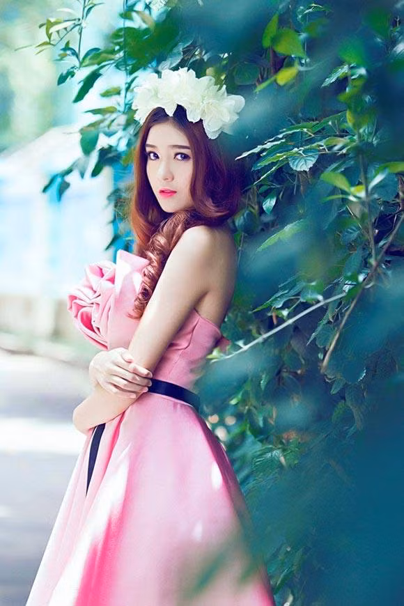 Lily Luta được biết đến là hot girl Việt đình đám trong năm 2015 khi tần suất lên sóng của cô gái xinh đẹp sinh năm 1992 trong các sự kiện cũng như trong các MV ca nhạc ngày một nhiều.