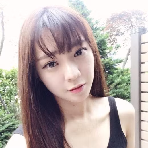 Lê Phan Ngọc Lan còn được mọi người biết đến với cái tên Leng Rin. Cô nàng sinh năm 1992 này từng là cựu tiếp viên của hãng hàng không vô cùng danh tiếng là Asiana Airlines.