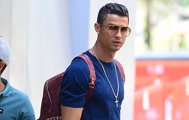 Nhắc đến siêu sao bóng đá có lượng fan lớn nhất trên mạng xã hội thì không ai có thể sánh được với Cris Ronaldo. Trên Facebook, CR7 có số người theo dõi thật khó tin: 111,1 triệu thành viên. Con số cực khủng mà rất ít ngôi sao trên thế giới đạt được. Điều tương tự xảy ra ở Twitter khi Ronaldo cũng có thêm 55,3 triệu người theo dõi.