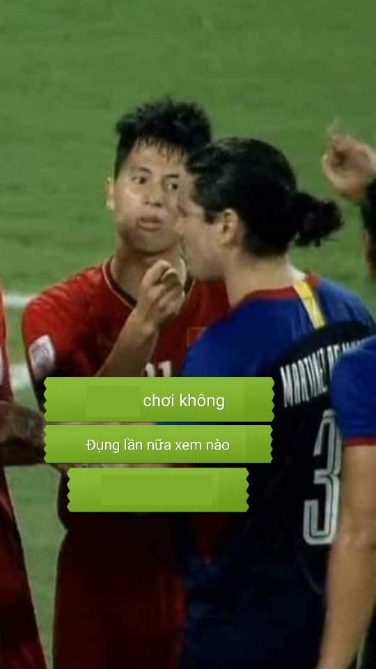 Những lời bình luận "cực gắt" đã được dân mạng đưa vào sau bức ảnh Đình Trọng dằn mặt đối phương khi đánh muội với Đoàn Văn Hậu.