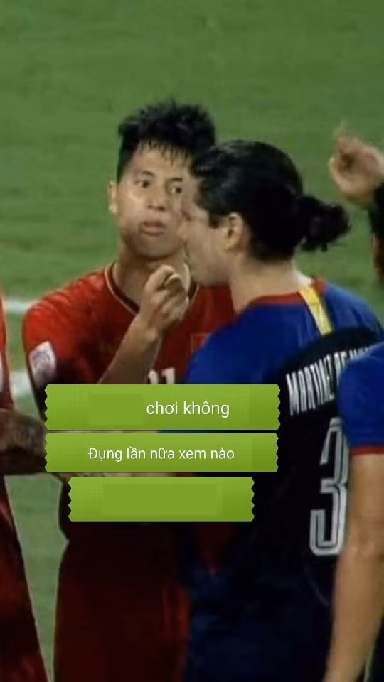 Những lời bình luận "cực gắt" đã được dân mạng đưa vào sau bức ảnh Đình Trọng dằn mặt đối phương khi đánh muội với Đoàn Văn Hậu.