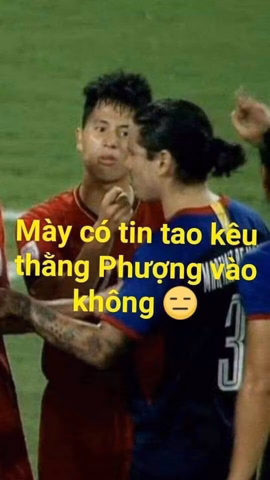 Công Phượng được Đình Trọng lấy ra để đe dọa các cầu thủ Philippines trong trận bán kết lượt về AFF Cup 2018.