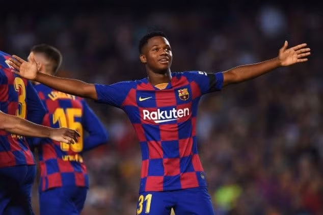 Chuyển nhượng cầu thủ từ Bleacher Report, ít ai biết rằng Fati từng nhận được một lời đề nghị của West Ham và quyết định chuyển đến London để có thể được ra sân thi đấu nhiều hơn.