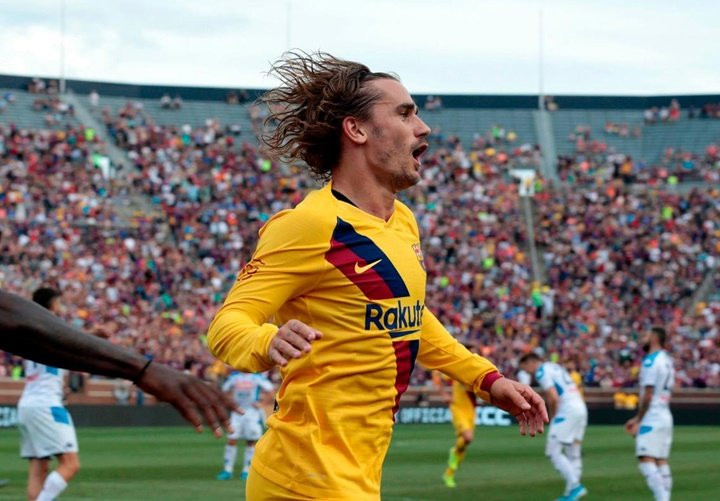 Theo El Chiringuito tiết lộ tin tức chấn động, Griezmann cũng tính tới việc sẽ rời Barcelona nếu không thể tìm lại phong độ cũng như khẳng định tên tuổi trong màu áo đoàn quân Catalan.