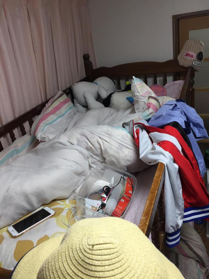 Đỉnh cao của ở bẩn là đồ mùa đông đến mùa hè rồi vẫn chưa chịu cất đi mà vắt lên chiếc giường tầng và nằm lên tất cả.