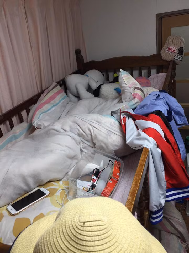 Đỉnh cao của ở bẩn là đồ mùa đông đến mùa hè rồi vẫn chưa chịu cất đi mà vắt lên chiếc giường tầng và nằm lên tất cả.