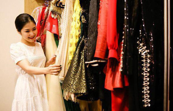 Tủ đồ của Hương Tràm khá đồ sộ. Nữ ca sĩ "Em gái mưa" từng tâm sự rằng, từ năm 21 - 27 tuổi cô sẽ mua thêm nhà, kiếm mẹ chồng.