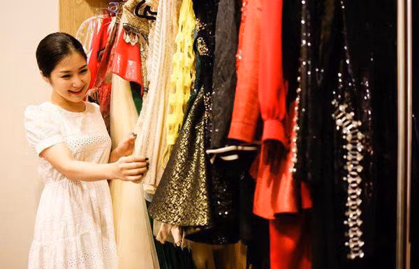 Tủ đồ của Hương Tràm khá đồ sộ. Nữ ca sĩ "Em gái mưa" từng tâm sự rằng, từ năm 21 - 27 tuổi cô sẽ mua thêm nhà, kiếm mẹ chồng.