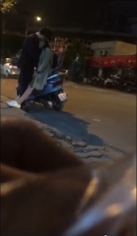 Mới đây trên mạng xã hội, nhiều bạn trẻ đã truyền tay nhau đoạn clip ghi lại cảnh hôn nhau của một cặp đôi trẻ ngay giữa phố Chùa Láng, Hà Nội. Mọi chuyện sẽ chẳng có gì đáng nói nếu cặp đôi này không thể hiện tình cảm thái quá.