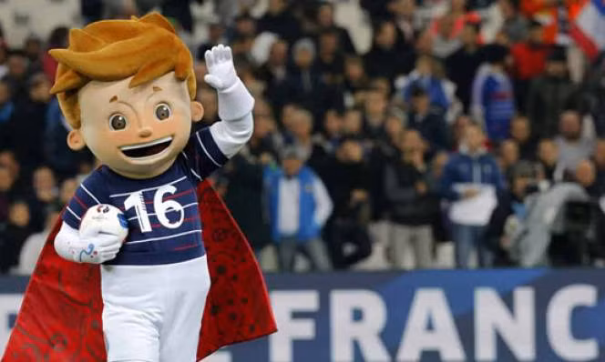 Tên của linh vật này là Chú bé siêu nhân Victor (Super Victor). Cậu được khoác lên người chiếc áo lam, màu áo truyền thống của ĐT Pháp.