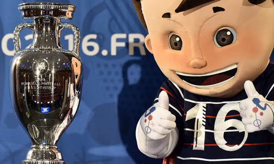 Việc sử dụng cậu bé siêu nhân Victor có thể là sự đổi mới của Pháp sau hình ảnh chú gà trống quen thuộc.