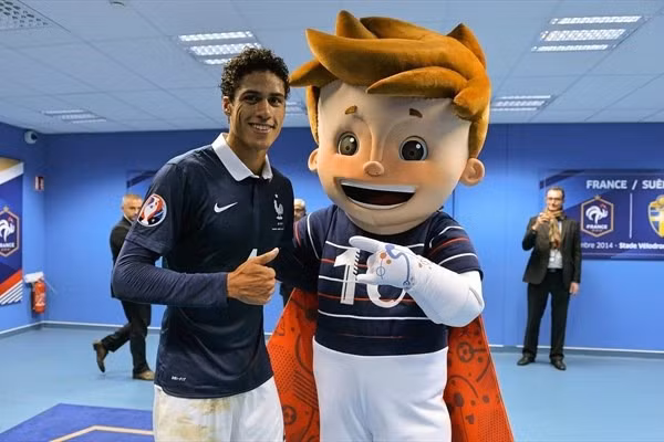 Áo số 16 có thể tượng trưng cho năm tổ chức là 2016. Chú bé cũng khoác trên mình chiếc áo choàng màu đỏ giống như nhân vật "Siêu nhân" trong truyện tranh.