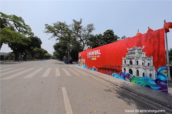 Anh Quân là một nhiếp ảnh gia muốn ghi lại những khoảnh khắc trong đời sống thường nhật. Dưới nền nhiệt này anh muốn ra đường vào khoảng thời gian được cho là nắng nhất để ghi nhận cái nóng của thủ đô.