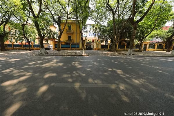 Anh Vũ Minh Quân cho biết, thời điểm đó phố đi bộ vắng hơn cả mùng 1 Tết, người dân trốn tránh cái nắng nên ở trong nhà, không dám ra ngoài đường. Bản thân anh Quân cũng cảm thấy rất mệt mỏi với thời tiết này.