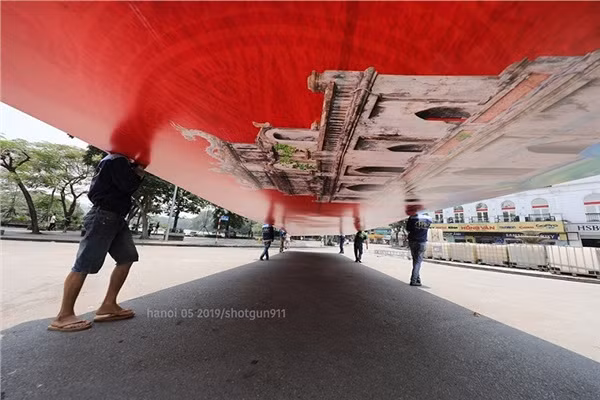 Địa điểm phố đi bộ Hồ Gươm vốn là nơi nhộn nhịp vào những ngày cuối tuần nhưng những ngày nắng nóng khủng khiếp vừa qua, nơi đây không một bóng người.