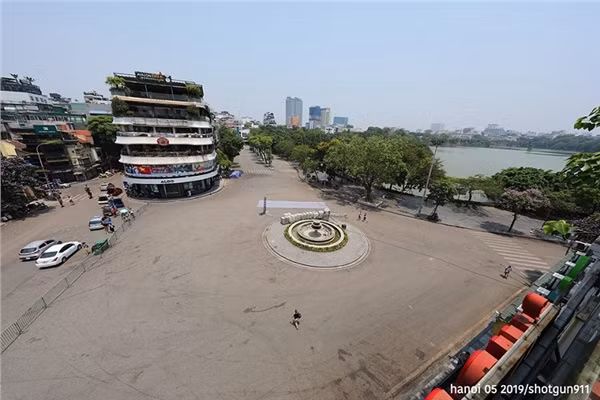 Tại thủ đô, trời nắng nóng gay gắt với nhiệt độ cao nhất phổ biến 38-39 độ, có nơi đặc biệt trên 40 độ. Tuy nhiên, ở ngoài trời, do hiệu ứng đô thị, nhiệt độ cao hơn rất nhiều.