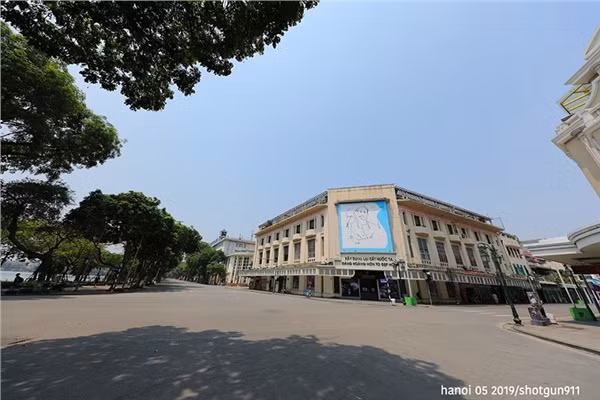 Lý do phố đi bộ Hồ Gươm vắng bóng người như dịp Tết đến từ việc ngoài trời quá nóng với nền nhiệt đo được lúc 15 giờ chiều nay gần 60 độ C.