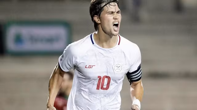 Tố chất của một tiền đạo ngôi sao bên trong Phil Younghusband bộc lộ từ rất sớm. Năm 19 tuổi, anh đã được triệu tập lên ĐTQG.