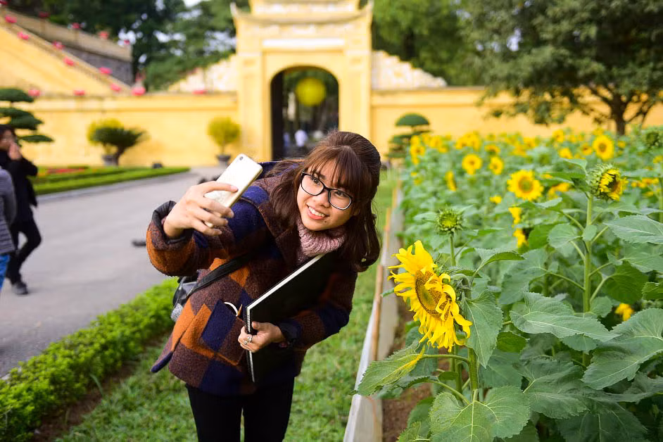 Còn với nhiều bạn trẻ, đây cũng là cơ hội để họ tận hưởng cánh đồng hoa hướng dương cực đẹp ngay tại trung tâm Thủ đô mà không phải lặn lội đường xa về Nghệ An.