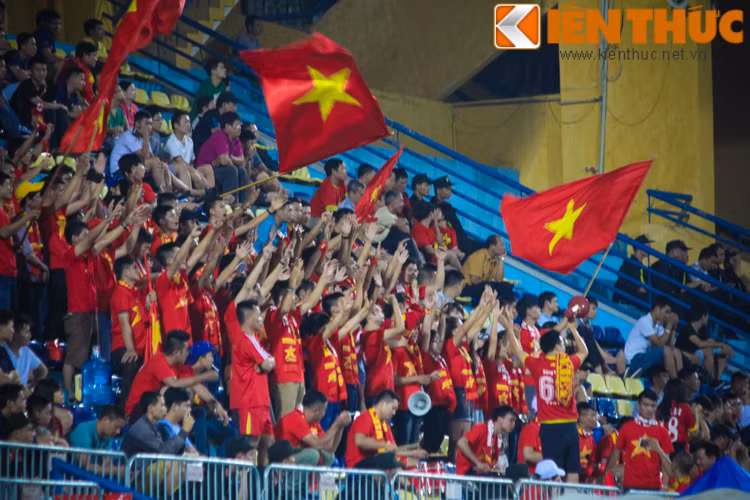 Sau vô vàn những tình huống đáng tiếc, các CĐV có mặt trên sân Hàng Đẫy trong buổi chiều 11/9 vẫn động viên tinh thần các cầu thủ trẻ bằng những màn cổ vũ hết sức sôi động và câu slogan: "Đen thôi đỏ quên đi".