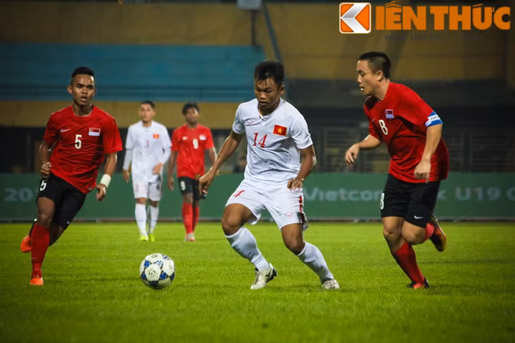 Thời gian của trận đấu dần trôi về những phút cuối, các cầu thủ Việt Nam vẫn miệt mài tấn công nhằm tìm kiếm bàn thắng. Thế nhưng trong một ngày các tiền đạo đã chùn chân còn thần may mắn thì quay mặt khiến mọi cố gắng của các cầu thủ mang áo trắng đều trở nên vô hại.