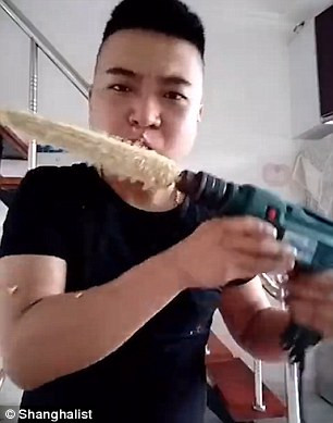 Anh chàng này đã cắm l mỗi khoan vào lỗi ngô, sau đó bật máy chạy với tốc độ cao và dùng răng để "xử lý" sạch sẽ bắp ngô. Thế nhưng, sau khi thực hiện clip này, anh chàng cũng đã bị tổn thương về răng khá nặng nề.