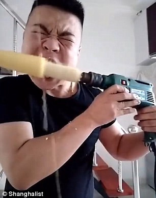 Trước đó, một anh chàng cũng đến từ Trung Quốc đã thể hiện màn ăn ngô bằng máy khoan của mình thu hút được sự quan tâm của nhiều người. Dường như chính từ đoạn clip của chàng trai này mà phong trào "ăn ngô tốc độ bằng máy khoan" trở nên phổ biến.