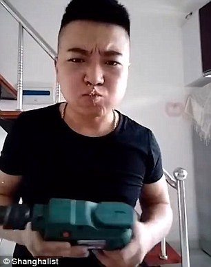 Nhiều người thợ cơ khí chia sẻ rằng, họ sử dụng máy khoan cá nhân phải bằng cả hai tay mà nhiều lúc còn thấy sợ hãi. Vậy mà các bạn trẻ theo trào lưu ăn ngô sử dụng chúng bằng một tay. Điều này, quá sức nguy hiểm và chính vì trò nghịch dại dột này có thể khiến bạn gây tổn thương cho chính bản thân mình.