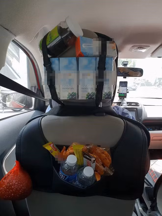 Mới đây, những bức ảnh chụp chiếc xe taxi công nghệ đặc biệt đăng trên Facebook nhanh chóng thu hút sự chú ý của dân mạng. Ngay sau hàng ghế đầu, tài xế dắt các loại đồ ăn nhẹ như bánh, sữa và nước lọc cho khách.