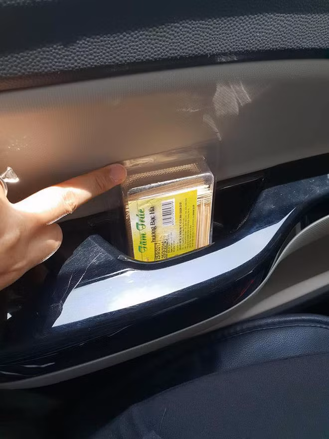 Không những thế, người tài xế taxi công nghệ còn chu đáo đến mức để cả tăm và bông ngoáy tai ở những chỗ dễ thấy trong xe.