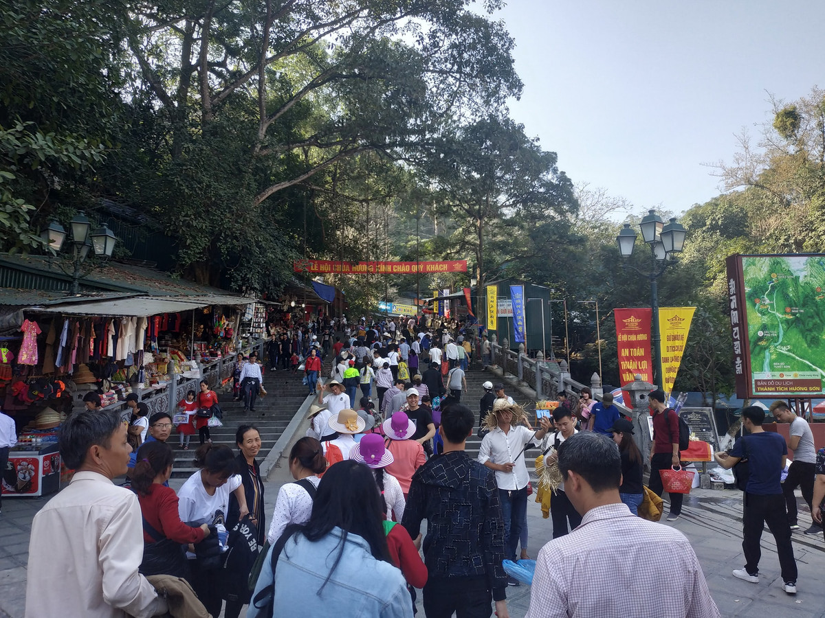 Với tâm lý, đi sớm cho đỡ đông nhưng nhiều người tỏ ra khá nản khi chứng kiến cảnh "biển người" xếp hàng và nhích từng bước để lên tới điểm lễ tại Chùa Hương.