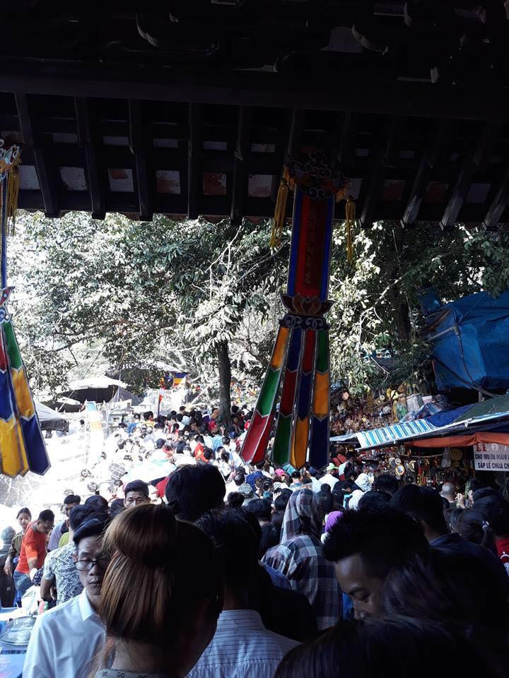 Trước cửa động Hương Tích, du khách phải mất cả giờ đồng hồ mới vượt qua được đoạn đường chỉ vài trăm mét.