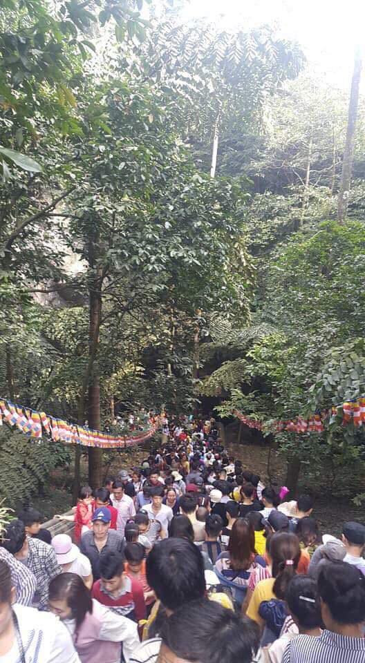 Nhiều đoạn đường lên núi để vào động Hương Tích bị tắc nghẽn nghiêm trọng, du khách phải đứng hàng giờ đồng hồ để nhích từng bước một để lên động lễ bái.