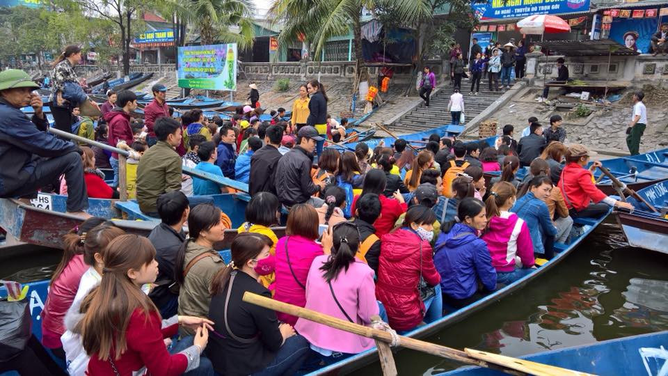 Theo lịch trình khai hội Chùa Hương sẽ diễn ra vào mùng 6 tháng Giêng nhưng sáng mùng 3 Tết đã có rất nhiều khách thập phương ùn ùn kéo tới.