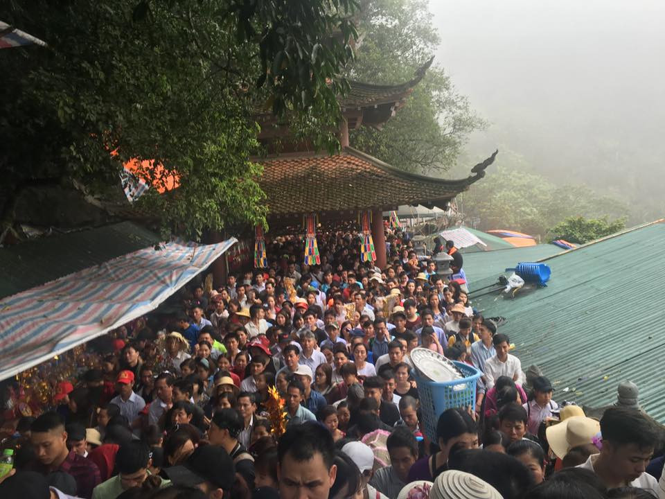 Có một lời khuyên dành cho du khách là không nên lựa chọn những ngày đầu năm để trẩy hội chùa Hương. Mọi người nên bắt đầu đi lễ chùa Hương sau Rằm Tháng Giêng để không còn chịu cảnh chen chúc và ách tắc. Ảnh sử dụng trong bài: Beatvn