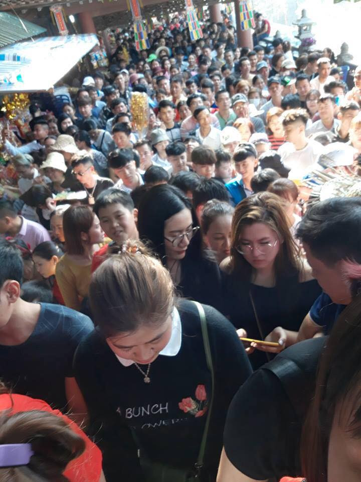 Chùa Hương là điểm đón khách quanh năm. Tuy nhiên, theo truyền thống, nhiều gia đình vẫn chọn địa điểm này vừa là điểm du xuân và lễ bái đầu năm, chính vì thế đã tạo nên cảnh ùn tắc.