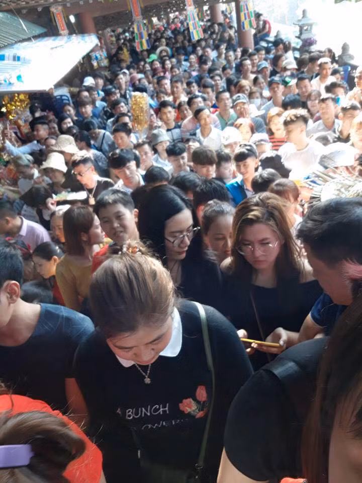 Chùa Hương là điểm đón khách quanh năm. Tuy nhiên, theo truyền thống, nhiều gia đình vẫn chọn địa điểm này vừa là điểm du xuân và lễ bái đầu năm, chính vì thế đã tạo nên cảnh ùn tắc.