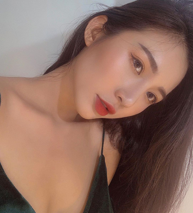 Không chỉ sở hữu nhan sắc nổi bật, Huyền Trân còn "đốn tim" người đối diện bởi nụ cười tươi rói cùng má lúm duyên duyên.