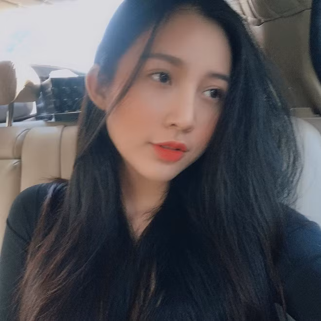 Bình thường theo đuổi phong cách "bánh bèo", trông cô nàng siêu cấp nữ tính. Ấy vậy mà khi ăn diện táo bạo một chút, Huyền Trân lại làm người ta ngẩn ngơ vì quá sexy.