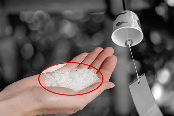 Gạo muối để cúng vong cũng được nhiều người cho rằng nên mang theo để giải đi vận đen tháng cô hồn.