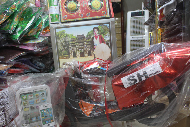 Đắt hàng nhất trong tháng cô hồn có lẽ đó là những thứ đồ hàng mã. Ti tỉ những mẫu hàng mới được người dương thế mua về đốt cho những người đã bước sang thế giới khác.