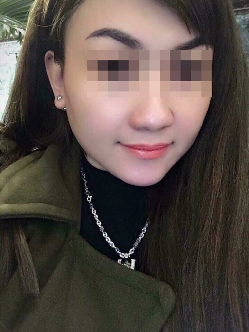 Cụ thể, bé trai G.K là con của anh Trần Hoài Nam (SN 1983, Cầu Giấy) với người vợ trước nhưng sau khi hôn nhân tan vỡ, Hoài Nam giành quyền nuôi con và sống với vợ kế tên Trinh. Cuộc sống gia đình chẳng mấy hạnh phúc mà nạn nhân chính là cháu G.K. Nam và Trinh đã hành hạ con trai riêng của mình đến mức gãy xương sườn và rạn sọ não.