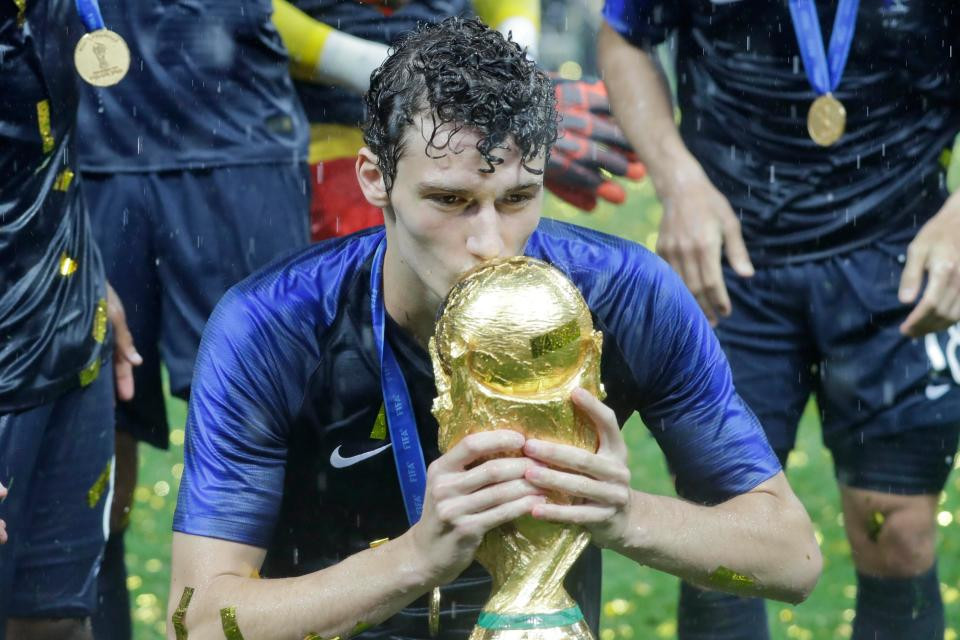 Pavard nhận được lời đề nghị hấp dẫn của Bayern Munich. Dẫu vậy, bản thân hậu vệ 22 tuổi này cho biết, anh vẫn đang hạnh phúc ở Stuttgart và chưa nghĩ đến chuyện tương lai.