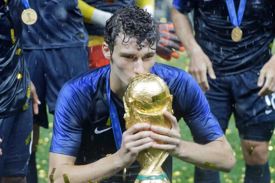 Pavard nhận được lời đề nghị hấp dẫn của Bayern Munich. Dẫu vậy, bản thân hậu vệ 22 tuổi này cho biết, anh vẫn đang hạnh phúc ở Stuttgart và chưa nghĩ đến chuyện tương lai.