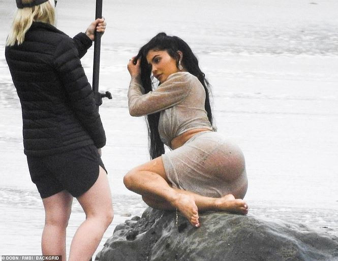 Là cô út trong nhà nhưng hiện tại Kylie Jenner còn giàu có và nổi tiếng hơn cả các chị của mình nhờ tài kinh doanh mát tay và không kém những chiêu trò.