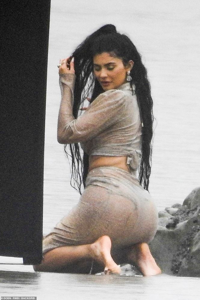 Kylie Jenner khoe "siêu vòng 3" trứ danh.