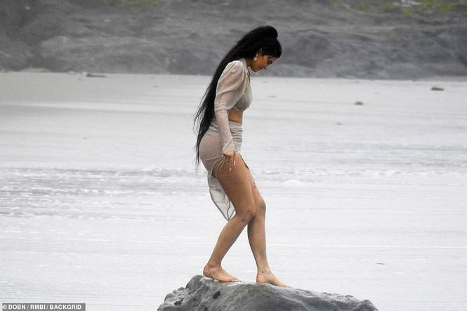 Dù không có chiều cao lý tưởng nhưng thể hình bốc lửa của Kylie Jenner đủ khiến các quý ông ngây ngất. Tuy vậy, cô nàng chưa bao giờ thừa nhận mình phẫu thuật thẩm mỹ.